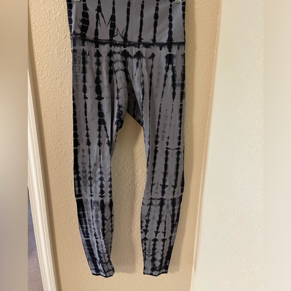 EUC Lululemon Wunder Under Shibori Print Tight, Size 6